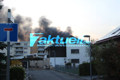 Vollbrand einer KFZ-Werkstatt - brennbare Flüssigkeit ergoss sich auf Straße - Spektakuläre Feuer-Bilder - Großeinsatz