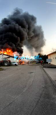Vollbrand einer KFZ-Werkstatt - brennbare Flüssigkeit ergoss sich auf Straße - Spektakuläre Feuer-Bilder - Großeinsatz
