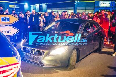 Castrop-Rauxel: Zivil-Polizist im Auto von Menschentraube eingekesselt - Zivilwagen beschädigt