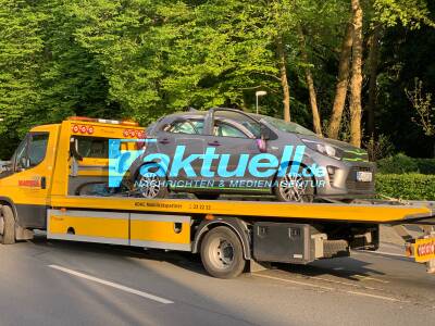Rettungswagen rammt PKW auf Einsatzfahrt - PKW überschlägt sich und Fahrerin wird eingeklemmt - 65.000€ Schaden 