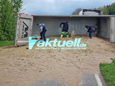 Baustellen Muldenkipper kippt bei Neckarwestheim zur Seite - LKW kommt von Fahrbahn ab - Königszapfen reist ab - LKW Fahrer leicht verletzt