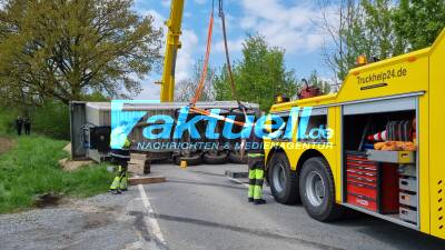 Baustellen Muldenkipper kippt bei Neckarwestheim zur Seite - LKW kommt von Fahrbahn ab - Königszapfen reist ab - LKW Fahrer leicht verletzt