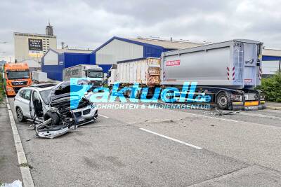 Betrunkener Fahrer rast am Hafen in falsch geparkten Anhänger: Drei Insassen teils schwer Verletzt