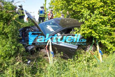 Fahrzeug landet nach Frontalcrash im Graben - Vier Verletzte