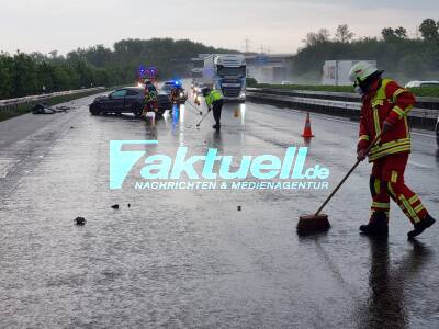 Aquaplaningunfall auf der A81 bei Pleidelsheim - Mercedes schleuderte auf der linken Spur nach Aquaplaning in rechte Leitplanke und LKW