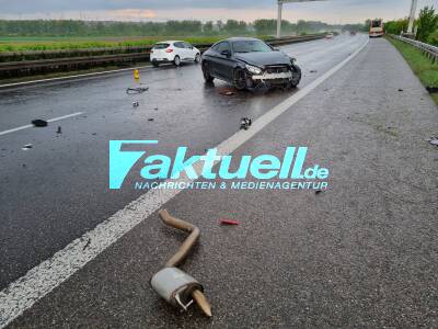Aquaplaningunfall auf der A81 bei Pleidelsheim - Mercedes schleuderte auf der linken Spur nach Aquaplaning in rechte Leitplanke und LKW
