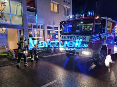 Brand im Wintergarten - 14 Hausbewohner evakuiert - Bundesstraße für Verkehr gesperrt
