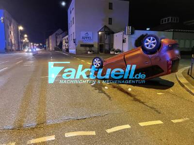 PKW überschlägt sich nach Unfall-2 Personen verletzt 