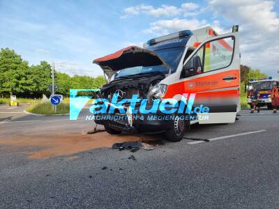 Rettungswagen kollidiert auf Kreuzung mit PKW - eine Person leicht verletzt