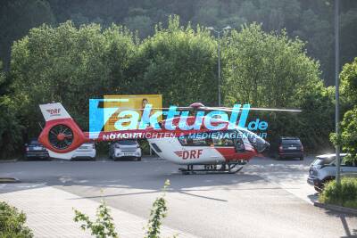 Audi kracht mit hoher Geschwindigkeit in kleinen Polo: 4 Schwerverletzte - Rettungshubschrauber im Einsatz