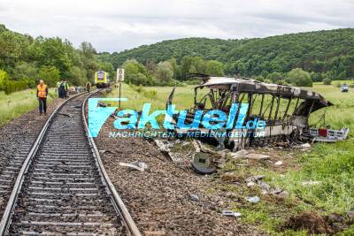 Schweres Unglück: Zug prallt gegen Bus bei Blaustein - Bus wird von Zug erfasst und auf Wiese geschleudert - mehrere Schwerverletzte - Großeinsatz