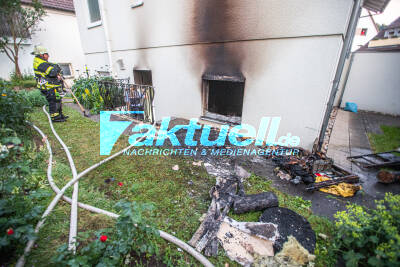 Keller brennt in Mehrfamilienhaus komplett aus - Feuerwehr im Großeinsatz