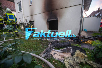 Keller brennt in Mehrfamilienhaus komplett aus - Feuerwehr im Großeinsatz