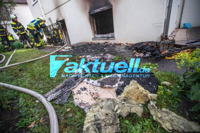 Keller brennt in Mehrfamilienhaus komplett aus - Feuerwehr im Großeinsatz