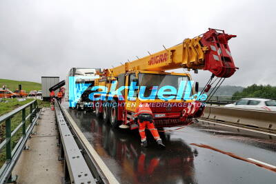 Lkw stürzt nach illegalem Fahrverhaltens einer Golf Fahrerin von der Autobahnbrücke - Cardio und Fitnessgeräten im Wert von über 1,5 Millionen EUR teilweise beschädigt