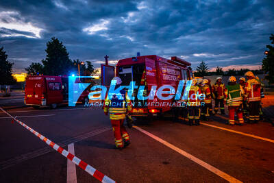 A8: Tank- & Rastanlage abgesperrt - Ammoniak Austritt bei Reaktion im Container auf LKW - Messzug im Einsatz