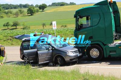 Schwerer Verkehrsunfall zwischen LKW und PKW- 1 Person schwerverletzt