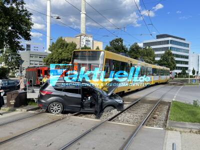Pkw mit Stadtbahn kollidiert