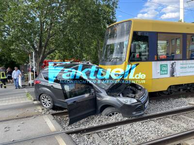 Pkw mit Stadtbahn kollidiert