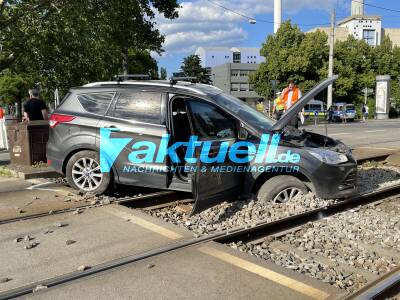 Pkw mit Stadtbahn kollidiert