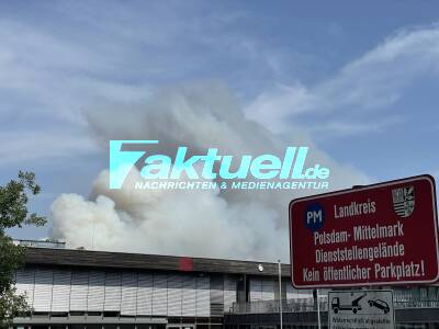 Waldbrand bei Beelitz-Heilstätten - Massive Rauchentwicklung von der Autobahn zu sehen