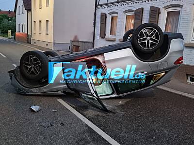 Junge PKW-Fahrerin kollidiert gegen drei geparkte Autos und landet auf dem Dach