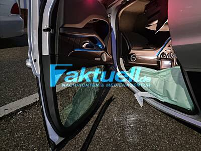 Junge PKW-Fahrerin kollidiert gegen drei geparkte Autos und landet auf dem Dach