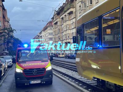 Pkw biegt verbotswidrig ab - mit Stadtbahn kollidiert