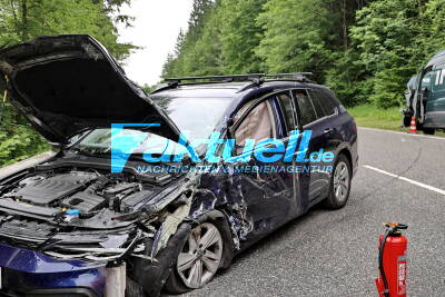Fatale Fehleinschätzung: Überholmanöver führt fast zur Katastrophe - Frontalcrash lässt alle Airbags auslösen - Moderne Sicherheitstechnik verhindert Schwerverletzte - Fahrzeuge dennoch massiv beschädigt