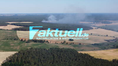 Wieder ein Waldbrand in Brandenburg ausgebrochen - Warnapp Nina ausgelöst - Weitsichtige Rauchwolke bis zur Autobahn zu sehen - 2,5 Hektar werden Raub der Flammen 