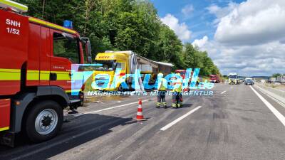 LKW streift Pannenfahrzeug und fährt anschließend in ein PKW