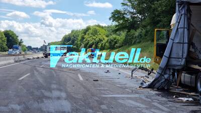 LKW streift Pannenfahrzeug und fährt anschließend in ein PKW