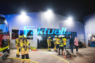 Castrop-Rauxel: Brand in Werkstatt verursacht immensen Sachschaden - Diagnosegerät gerät in Brand und verursacht massive Rauchentwicklung - Fahrzeuge teils innen und außen mit Ruß bedeckt