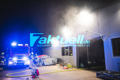 Castrop-Rauxel: Brand in Werkstatt verursacht immensen Sachschaden - Diagnosegerät gerät in Brand und verursacht massive Rauchentwicklung - Fahrzeuge teils innen und außen mit Ruß bedeckt