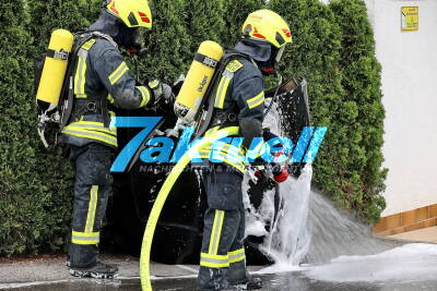 BMW brennt vor Werkstatt ab: Autofahrer fährt mit defektem BMW zur Werkstatt - Feuer! Zieht lange Ölspur hinter sich hier, Brandausbruch im Motorraum bei Werkstatt
