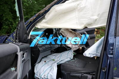 Familienvater kommt von Straße ab und prallt gegen Baumgruppe - Tochter mit im schweren SUV - Polizeibeamtin auf Heimweg ist Ersthelferin 