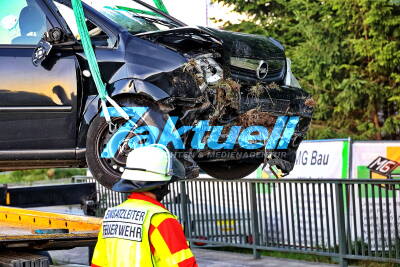 Familie stürzt mit Auto in Bachbett - Alle Insassen schwerst verletzt - 5-jähriges Kind wird reanimiert und kämpft um sein Leben - PKW fliegt über Bachlauf und kracht in Uferböschung - Zwei Hubschrauber im Einsatz 