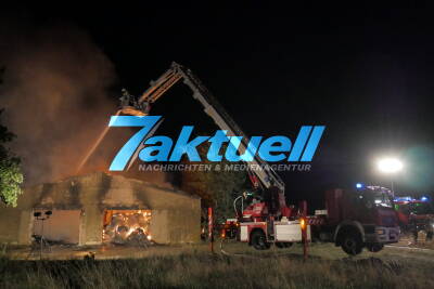 254m² große landwirtschaftliche Scheune mit darin gelagerten 500 Strohballen geht in der Nacht lichterloh in Flammen auf - Meterhohe Flammen schlagen in den Nachthimmel - Löscharbeiten werden bis zum Vormittag andauern