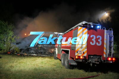 254m² große landwirtschaftliche Scheune mit darin gelagerten 500 Strohballen geht in der Nacht lichterloh in Flammen auf - Meterhohe Flammen schlagen in den Nachthimmel - Löscharbeiten werden bis zum Vormittag andauern