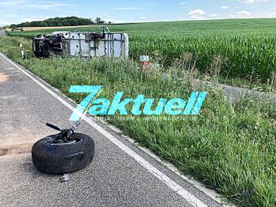 Wohnmobil und Jeep krachen frontal zusammen - Wohnmobil überschlägt sich