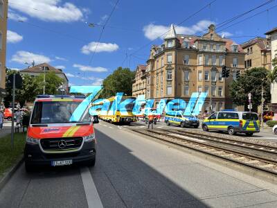 PKW mit Stadtbahn kollidiert