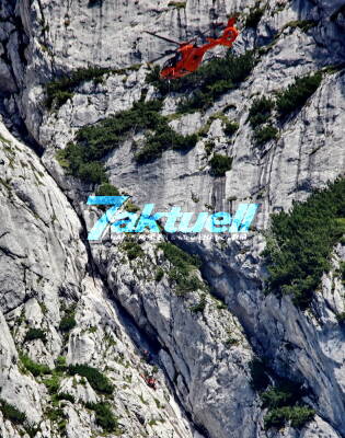 Schwerer Bergunfall: Kletterer stürzt ins Seil und verletzt sich schwer -  Spektakuläre Hubschrauberrettung aus  900 Meter hohen steiler Göll Westwand mit Seilwinde 