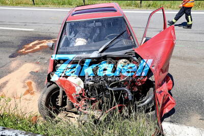 Schwerer Unfall bei Teisendorf: 23 Jähriger fährt ohne auf den Verkehr zu achten auf Autobahn und verursacht schweren Unfall -  LKW rammt PKW und schleudert ihn in Leitschiene  - 300 Liter Kraftstoff in Kanal gelaufen - Zwei schwer verletzte