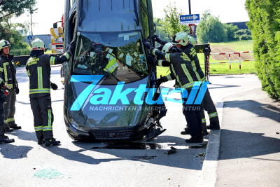 PKW Lenker rammt parkenden PKW und überschlägt sich mit seinem Fahrzeug, bei 30 KM/H in Verkehrsberuhigter Zone 