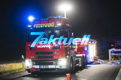 Dieseltank von Schwertransporter aufgerissen - Feuerwehr pumpt Diesel ab - A43 Richtung Münster höhe Abfahrt Herten Spuren teilweise gesperrt