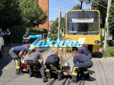86 Jahre alter Senior übersieht Ampel und stößt mit Zahnradbahn zusammen - Feuerwehr hebt Bahn zurück in die Gleise
