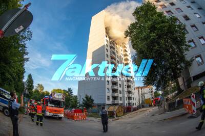 Hochhausbrand fordert verletzte Polizisten: Flammen und dichter Rauch schlagen aus 11. Geschoss - 4 Personen verletzt