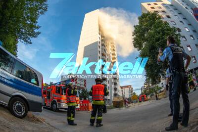 Hochhausbrand fordert verletzte Polizisten: Flammen und dichter Rauch schlagen aus 11. Geschoss - 4 Personen verletzt