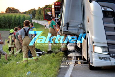 Schnelles eingreifen des Lkw-Fahrer bei Fridolfing konnte Lkw-Brand verhinderten: Reifen von Sattelauflieger fing Feuer - Feuerwehr löscht brennenden Reifen und Plane - LKW-Fahrer konnte Flammen eindämmen mit Handfeuerlöscher - LKW-Brand direkt neben Feuerwehrwache