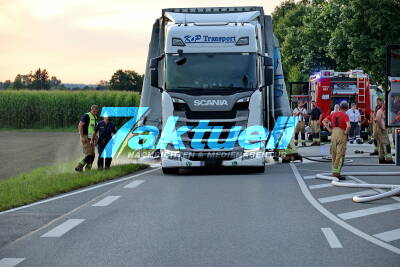 Schnelles eingreifen des Lkw-Fahrer bei Fridolfing konnte Lkw-Brand verhinderten: Reifen von Sattelauflieger fing Feuer - Feuerwehr löscht brennenden Reifen und Plane - LKW-Fahrer konnte Flammen eindämmen mit Handfeuerlöscher - LKW-Brand direkt neben Feuerwehrwache